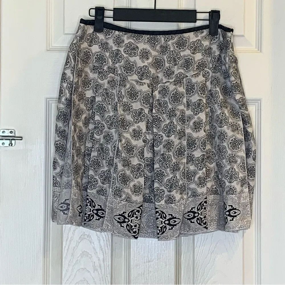 White House Black Market Pleated Skirt Size 6 Silk Lined Black and Silver